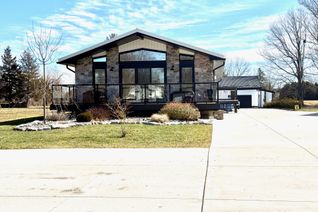Bungalow for Sale, 747 Broadway St, Plympton-Wyoming, ON