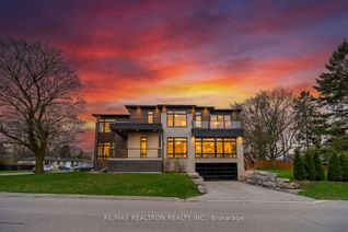 Detached House for Sale, 70 Collins Cres, Aurora, ON