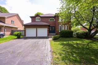 Detached House for Sale, 2 Ballard Cres, Newmarket, ON