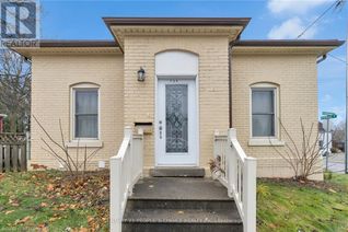 Detached House for Sale, 734 Dundas Street, Woodstock, ON