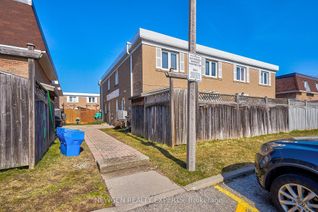 Townhouse for Sale, 166 Town House Cres N #52, Brampton, ON