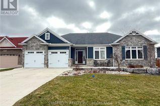 Detached House for Sale, 494 Thames St, Plympton-Wyoming, ON