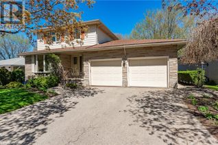 Detached House for Sale, 33 Applewood Crescent, Guelph, ON