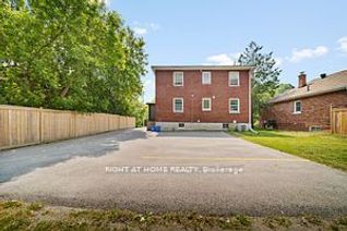 Triplex for Rent, 21 Thomson St #Upper, Barrie, ON