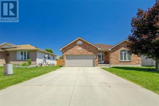 Detached House for Sale, 300 Parkside Drive, Petrolia, ON