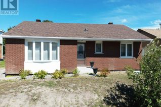 Detached House for Sale, 40 Hutchison Ave, Elliot Lake, ON