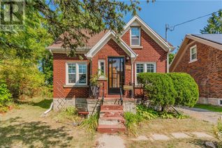 Detached House for Sale, 18 Roslin Avenue N, Waterloo, ON