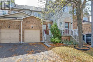 Condo Townhouse for Sale, 11 Carriage Walk, Aurora (Bayview Wellington), ON