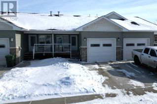 Freehold Townhouse for Sale, 5507 52 Avenueclose, Innisfail, AB