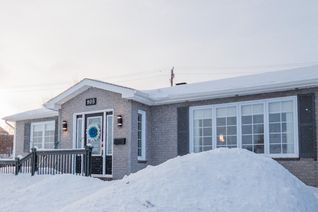 Detached House for Sale, 905 Bartlett Drive, Labrador City, NL