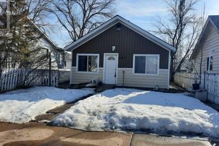 Cottage for Sale, 881 3 Avenue W, Drumheller, AB