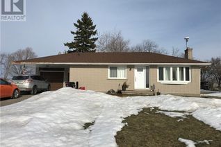 Bungalow for Sale, 7523 Yonge Street, Innisfil, ON