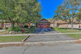 Detached House for Sale, 741 College Manor Dr, Newmarket, ON
